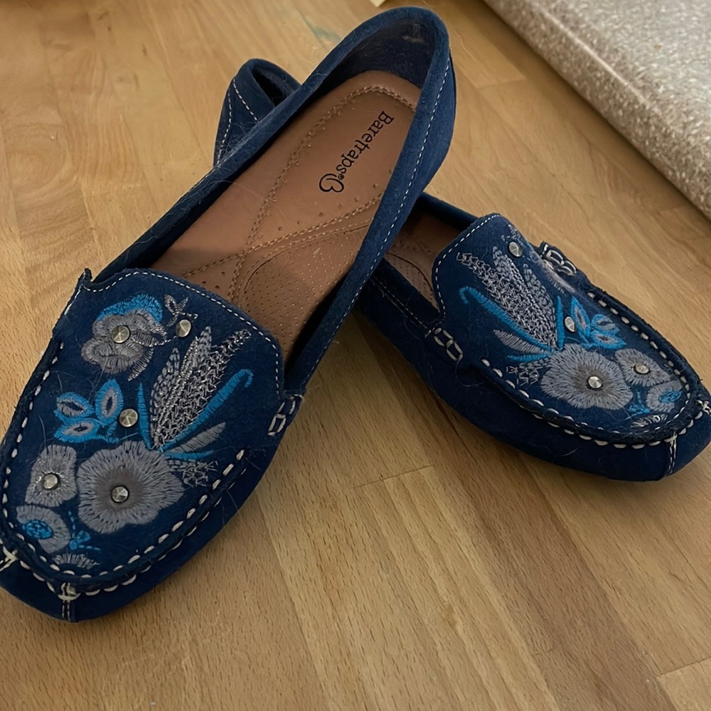 Bare traps moccasins